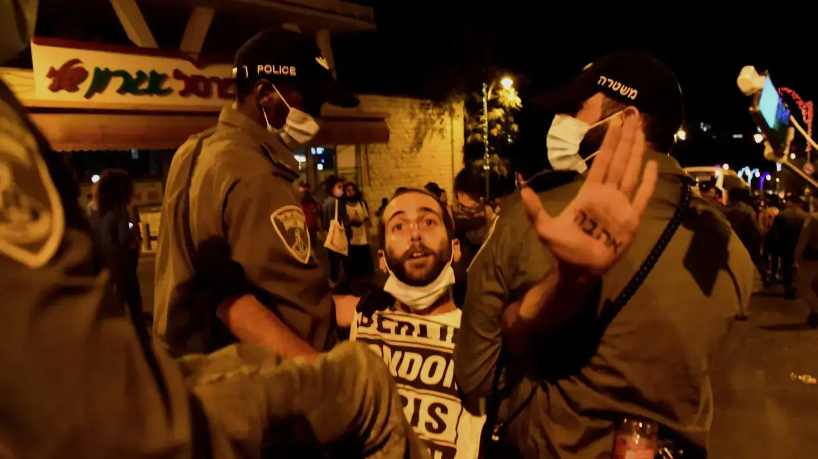 שוטרים עוצרים מפגין במחאה נגד השחיתות וראש הממשלה בנימין נתניהו בירושלים, 2 באוגוסט 2020.
