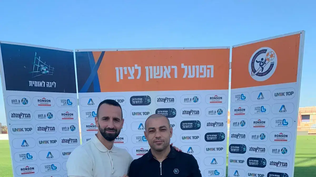 איסמעיל עאמר מאמן הפועל ראשון לציון (מימין) עם סוכנו אסף וקנין