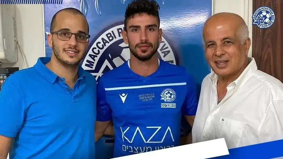 רוי רונן שחקן מכבי פתח תקוה עם אבי לוזון, האיש החזק