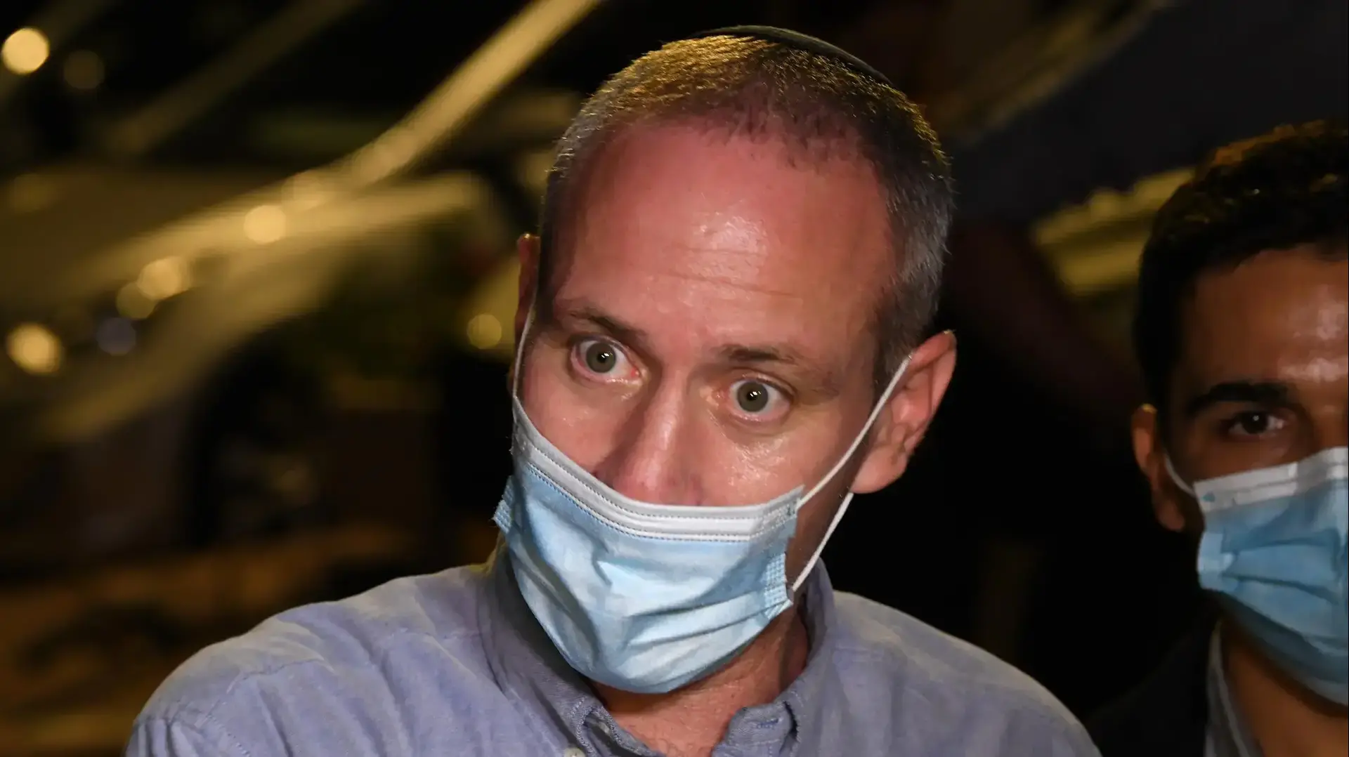 שר התרבות חילי טרופר במהלך שיחה עם מפגיני עולם התרבות מחוץ לביתו בראש העין 9 באוגוסט 2020
