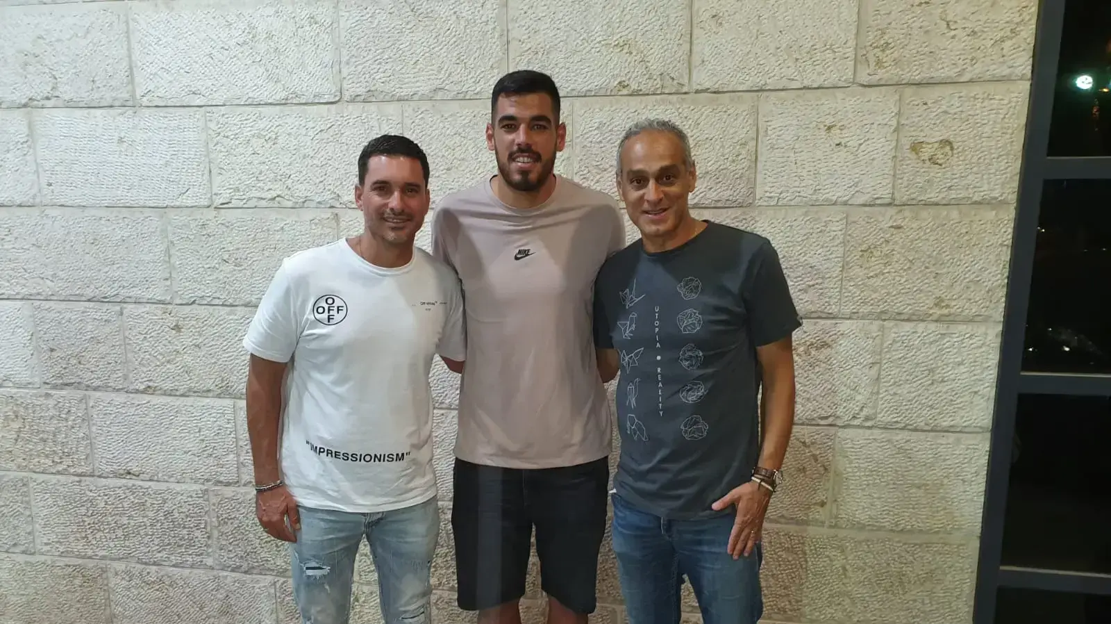 יוסי גינזבורג שוער הפועל עפולה עם מאמנו שלומי דורה (משמאל) והסוכן אפי סופר