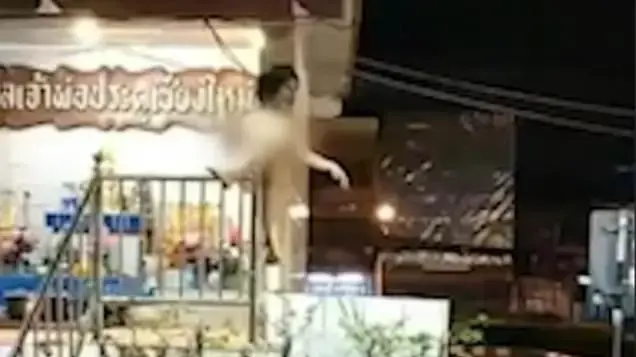 תיירת שיכורה וערומה מטפסת על מקדש בתאילנד