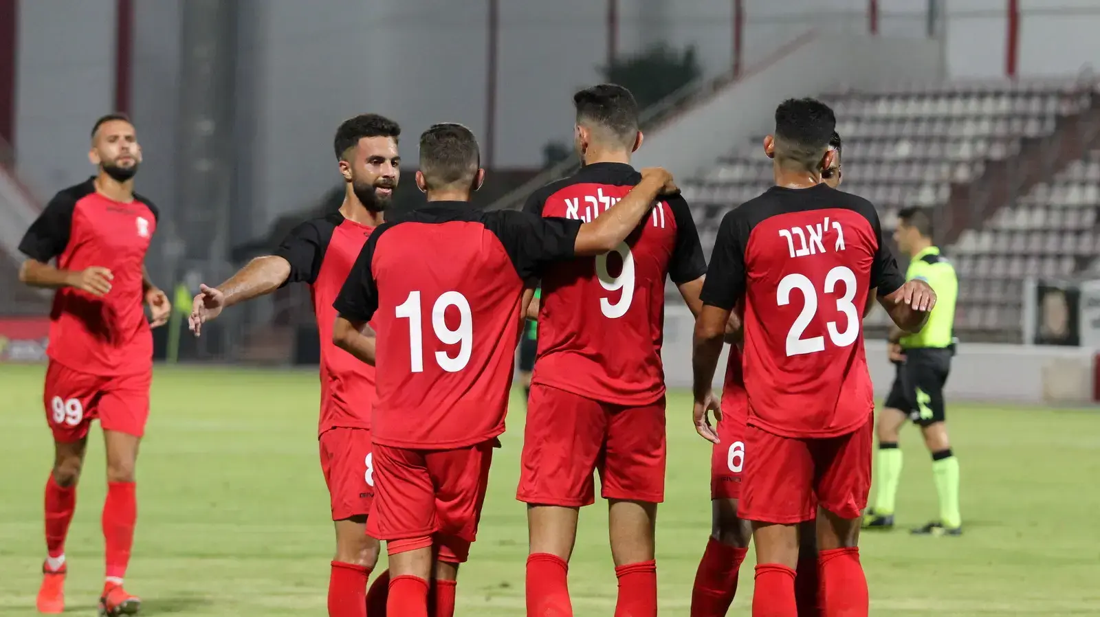 שחקני בני סכנין חוגגים עם אוסמה חלאיילה