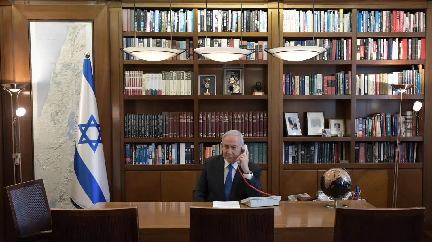 ראש הממשלה בנימין נתניהו, במהלך שיחת טלפון בלשכתו עם נשיא ארה"ב, דונלד טראמפ ויורש העצר של איחוד האמירויות, השייח מוחמד בן- זיאד 13 באוגוסט 2020