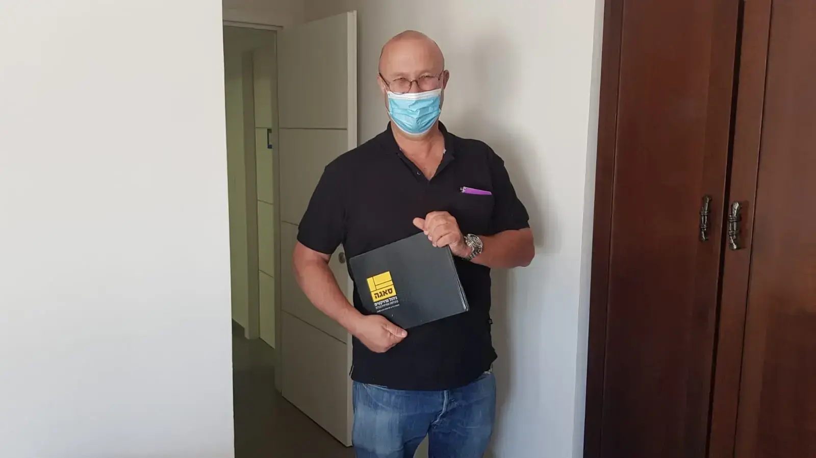 שמואל גלברמן מנכ"ל חברת סאגה ניהול פרויקטים בהנדסה אזרחית בעת ביצוע בדיקה הנדסית ( בדק בית ) לדירה חדשה שמואל גלברמן מנכ"ל חברת סאגה ניהול פרויקטים בהנדסה אזרחית בעת ביצוע בדיקה הנדסית ( בדק בית ) לדירה חדשה