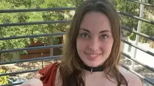 אשה מרוויחה כסף מלהעמיד פנים שהיא כלב