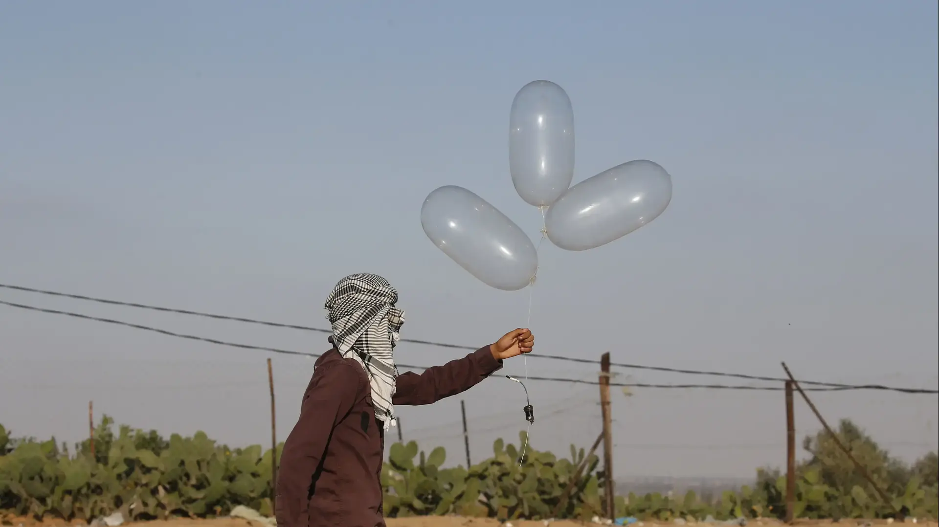 הכנות להפרחת בלוני תבערה, סמוך לרפיח, 21 באוגוסט 2020