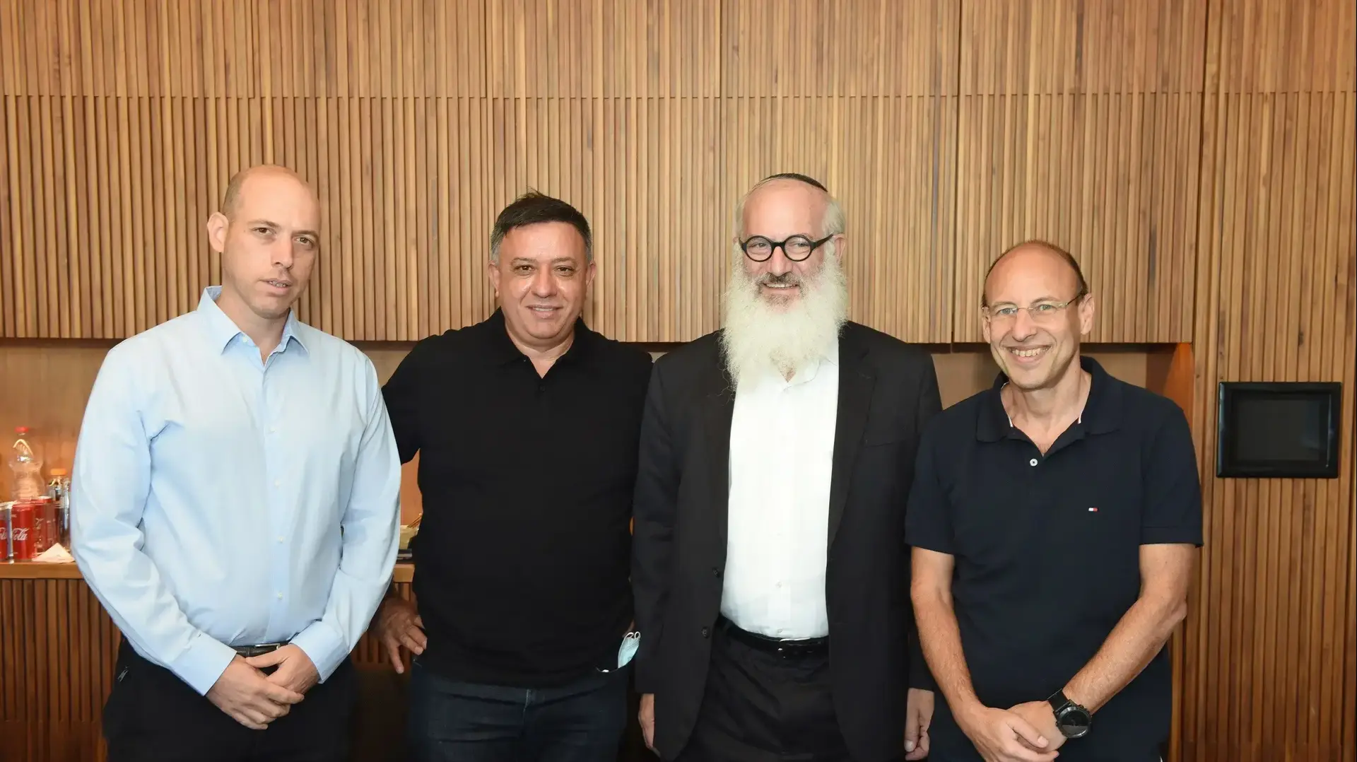 חתימה על הסכם סלקום גולן טלקום. מימין לשמאל: גיל שרון, אדוארדו אלשטיין, אבי גבאי וצביקה שווימר