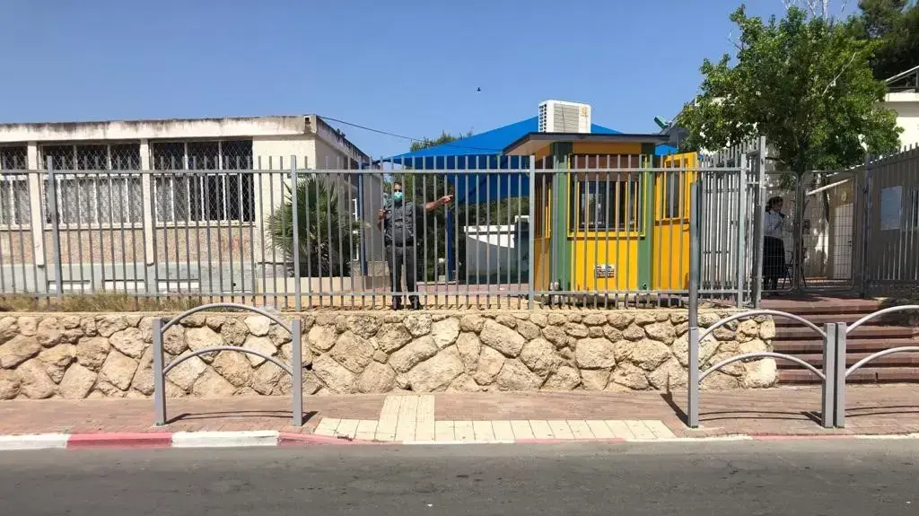 יומיים לפתיחת שנת הלימודים - ליקויי בטיחות ב-65 אחוזים מבתי הספר - היעדר מעקות בטיחות המונעים ריצה לכביש, אשקלון