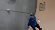 טוני הוק עם כוס חלב