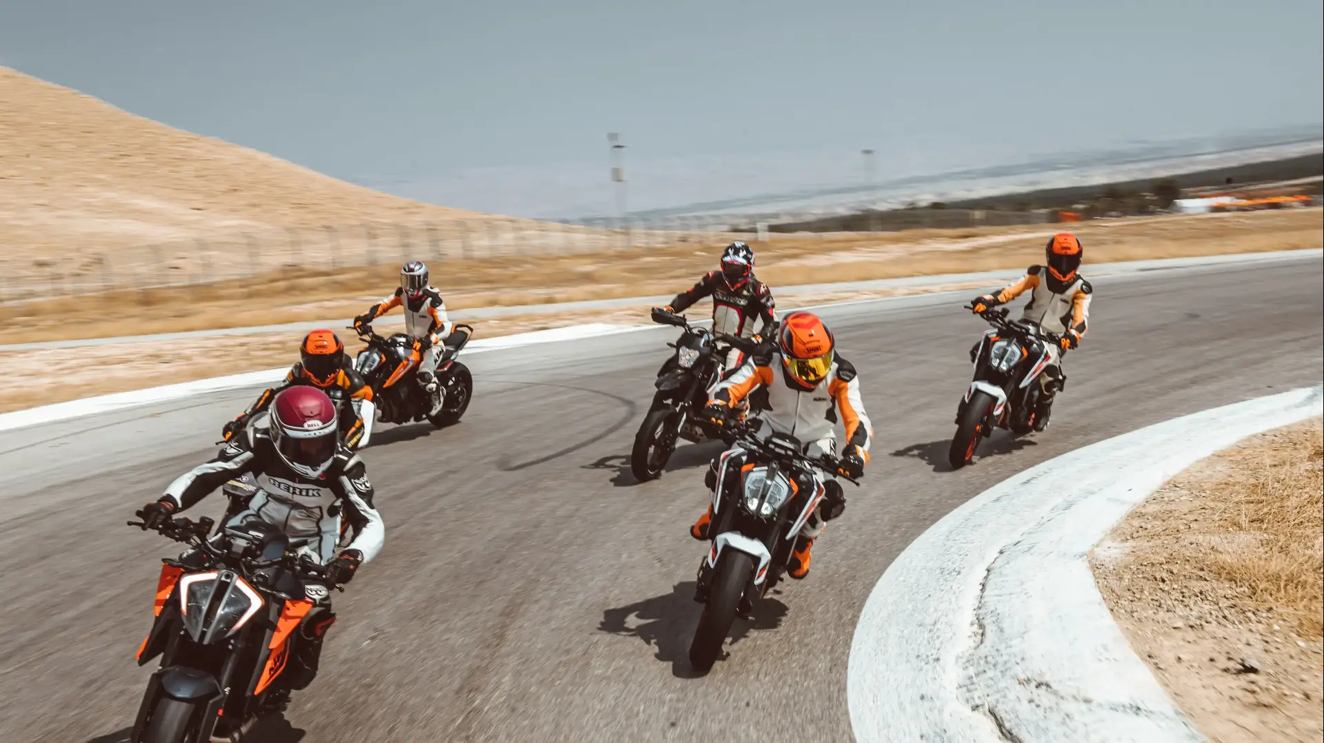 אופנועי KTM על המסלול