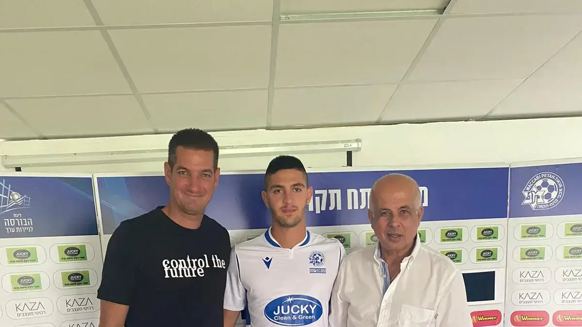עמית מאיר שחקן מכבי פתח תקוה עם אבי לוזון, סוכנו עידן בן אבו