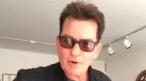 צ'ארלי שין מוכר ברכות אישיות ברשת