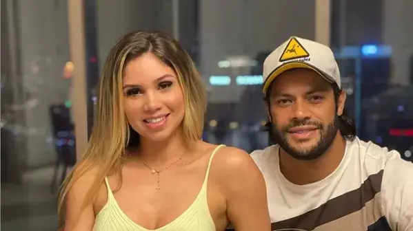 החלוץ הברזילאי הולק עם זוגתו החלוץ הברזילאי הולק עם זוגתו