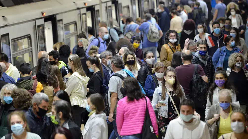 נוסעים עם מסיכות מתקהלים בצפיפות בתחנת הרכבת התחתית סרדיקה בסופיה, בירת בולגריה