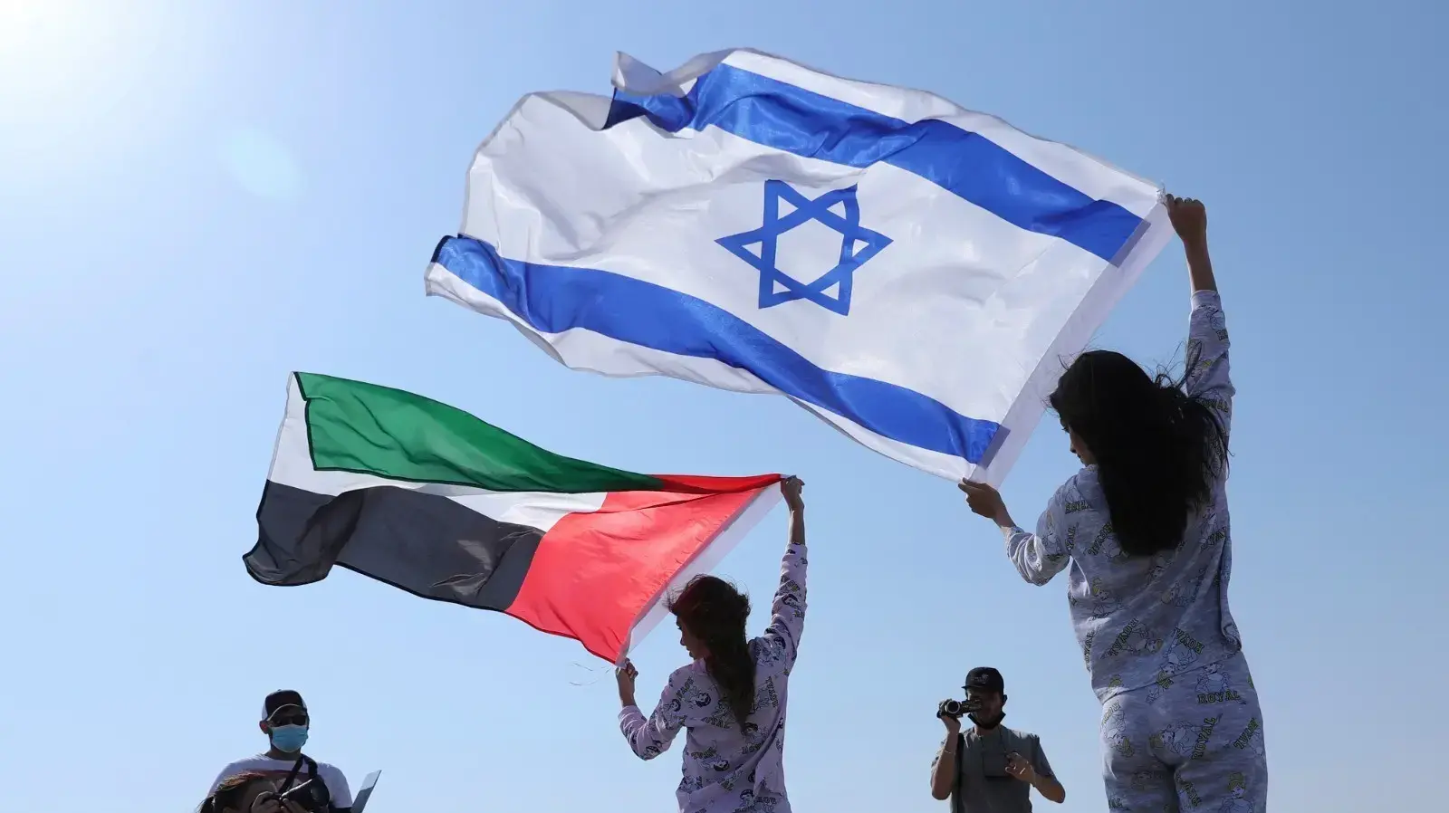 דוגמנית מישראל ומרוסיה מניפות את דגלי ישראל ואיחוד האמירויות הערביות בדובאי, 8 בספטמבר 2020
