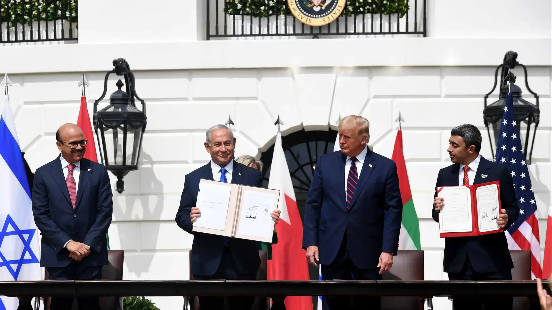 נשיא ארה"ב טראמפ עם ראש הממשלה נתניהו ושרי החוץ של בחריין והאמירויות בטקס חתימת הסכמי הנרמול עם האמירויות ובחריין, הבית הלבן, וושינגטון, 15 בספטמבר 2020