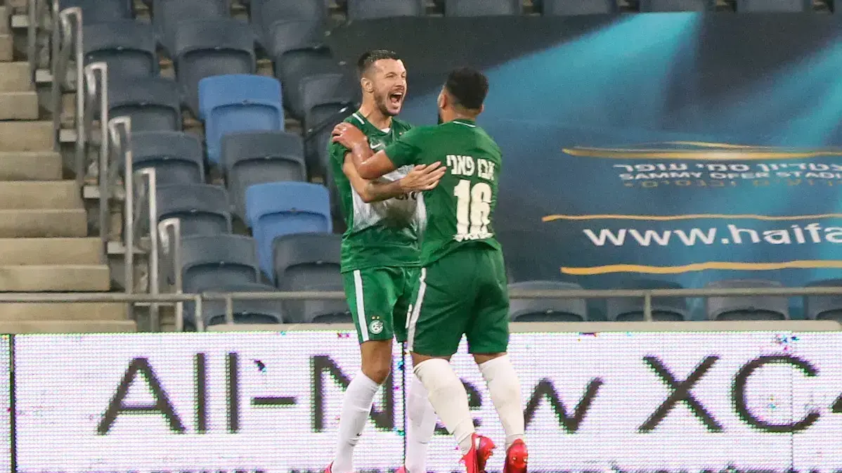 שחקני מכבי חיפה ניקיטה רוקאביציה, מוחמד אבו פאני חוגגים
