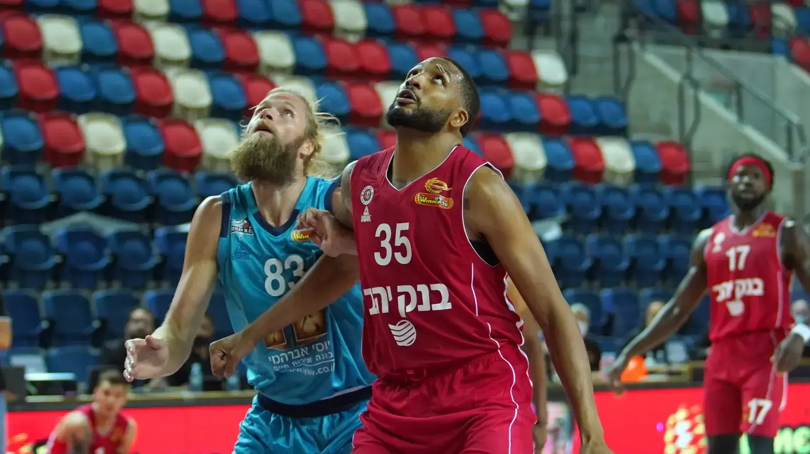 שחקן הפועל ירושלים טיישון תומאס מול שחקן הפועל אילת יהונתן שולדבראנד
