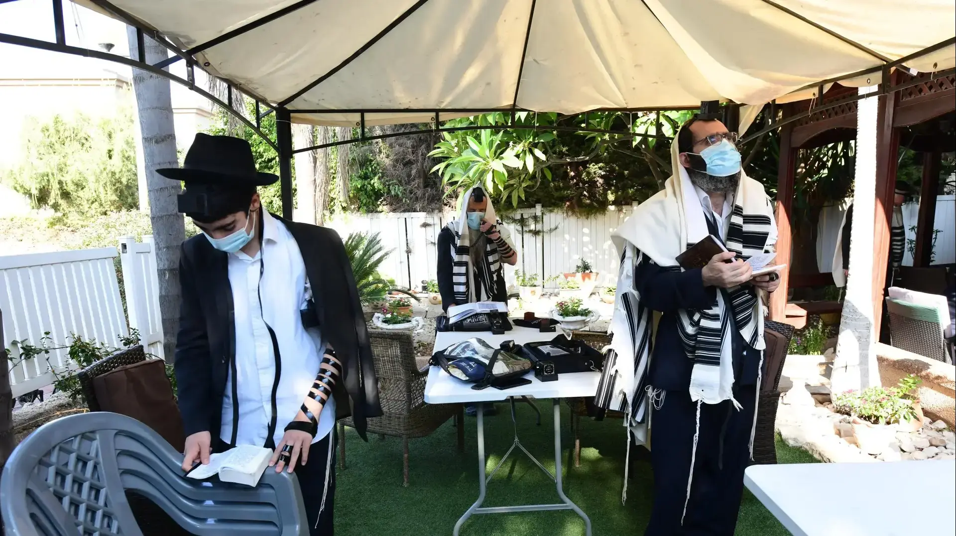 תפילות במרחבים פתוחים בכפר חב"ד בהתאם להגבלות הקורונה 25 בספטמבר 2020