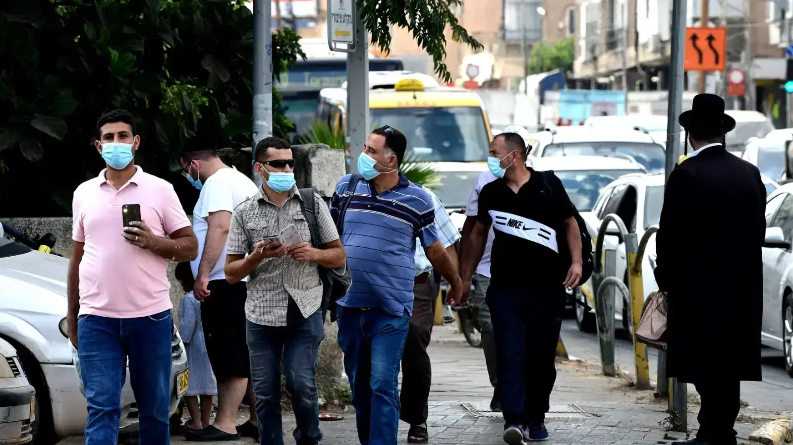 ברקע כניסתו של הסגר בעקבות העלייה בתחלואה | 
פעולים פלסטינים עושים את דרכם להסעה בציר ז'בוטינסקי 25 בספטמבר 2020