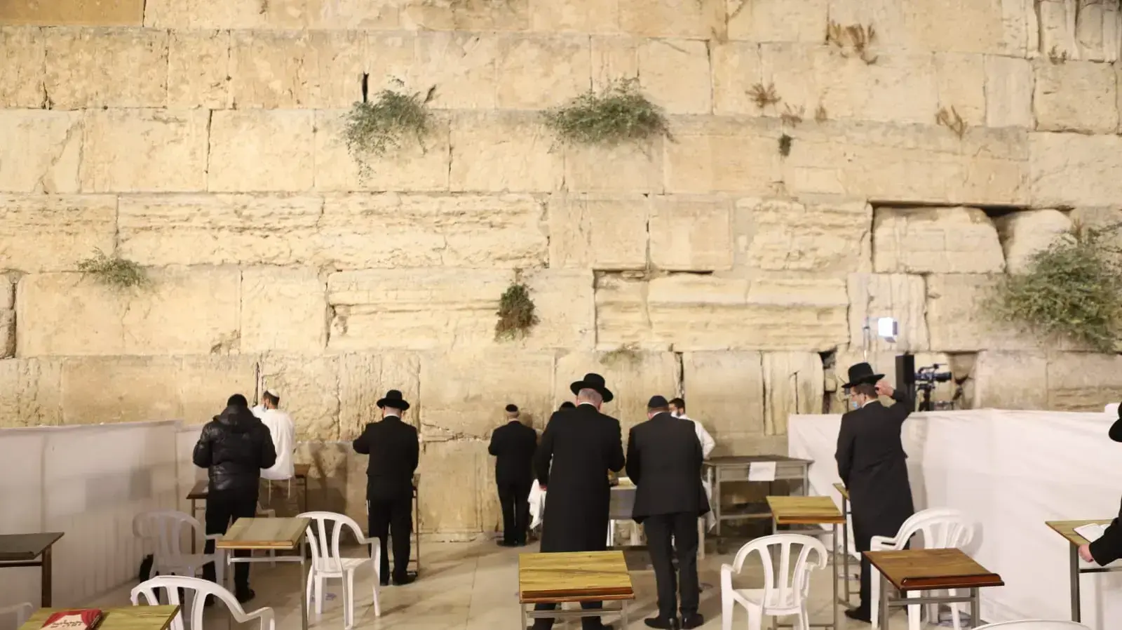 תפילות ערב יום כיפור עם מחיצות ברחבת הכותל, 26 בספטמבר 2020.