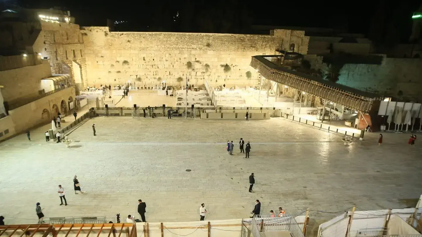 סליחות בכותל המערבי בנוכחות מצומצמת של משתתפים, בשל מגבלות הקורונה. 27 בספטמבר 2020