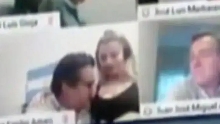 חבר קונגרס תועד מנשק את שדי חברתו בשיחת זום