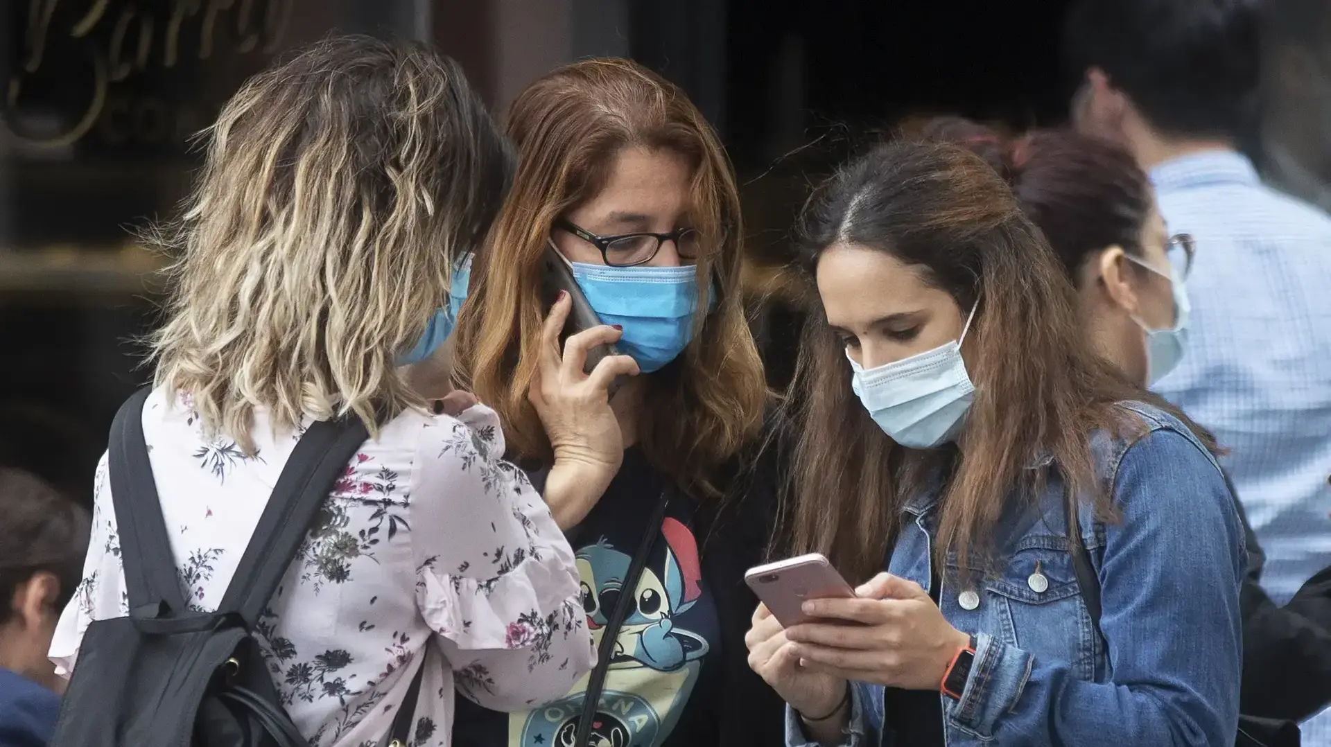 נשים עוטות מסכה לצורך התגוננות מנגיף הקורונה במדריד, ספרד 8 באוקטובר 2020