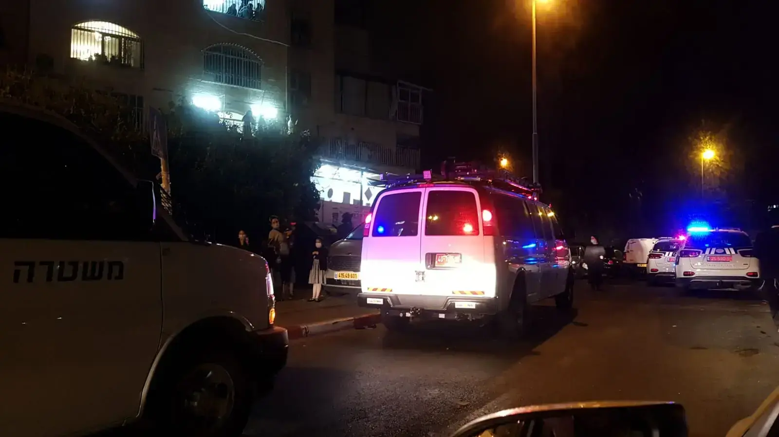 ניידת משטרה מחוץ לבית כנסת שערך הקפות שניות בניגוד להנחיות בירושלים - 11 לאוקטובר 2020