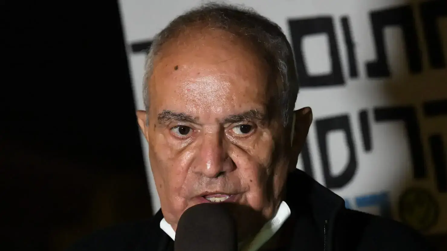 דן חלוץ במהלך נאומו במפגן שיירת הצוללות בירושלים 14 באוטקובר 2020 דן חלוץ במהלך נאומו במפגן שיירת הצוללות בירושלים 14 באוטקובר 2020