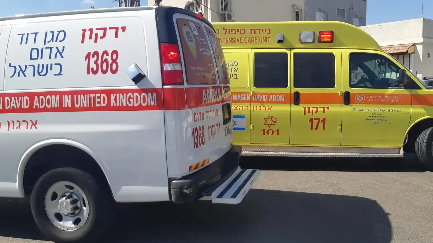אמבולנס מד"א בזירה בה נכד דקר את סבו בראש העין, 16 באוקטובר 2020
