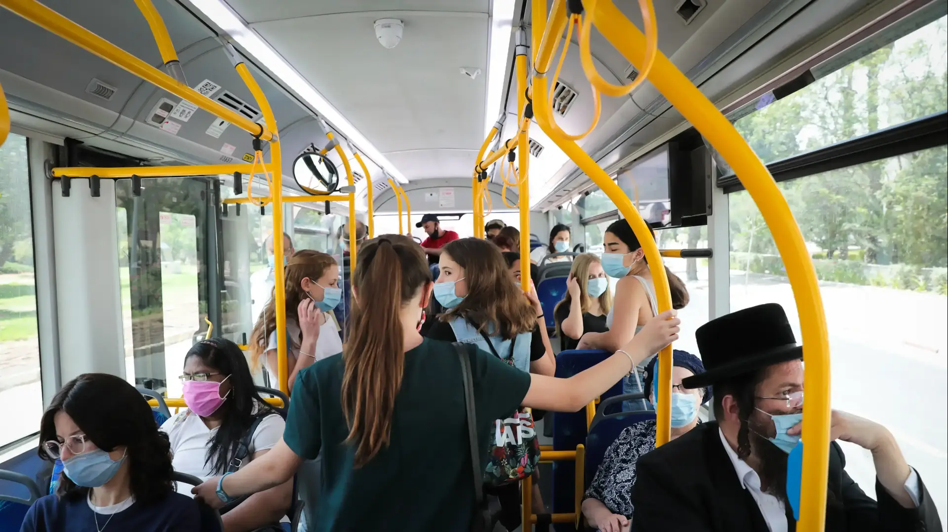 נוסעים באוטובוס בירושלים עוטים מסיכות, 21 ביוני 2020