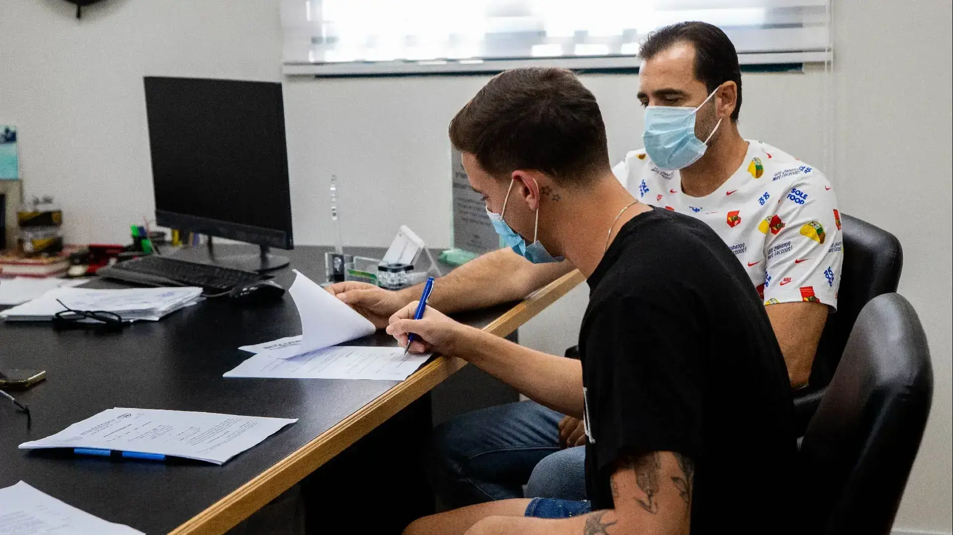 ירדן שועה, חלוץ בית"ר ירושלים, חותם על חוזהו לצד סוכנו דודו דהאן