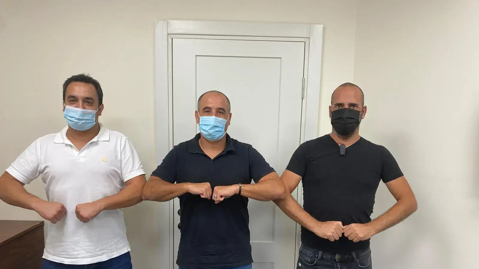מאמן הפועל אשקלון שי מאור (במרכז) עם הבעלים החדשים יאיר דנאל (מימין), שניר נפתלי (משמאל)