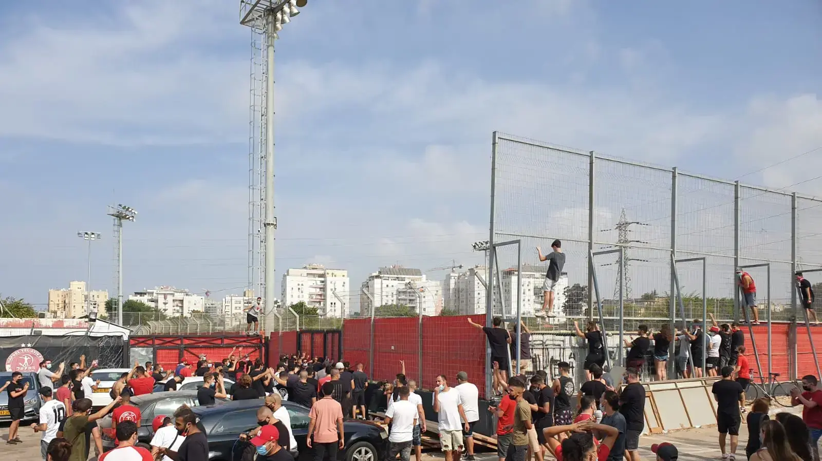 אוהדי הפועל תל אביב באימון