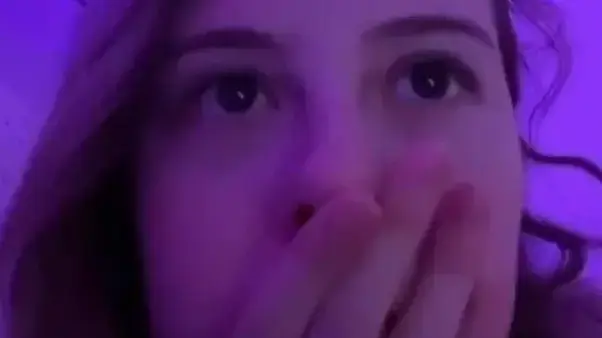 סטודנטית מחמיאה למרצה