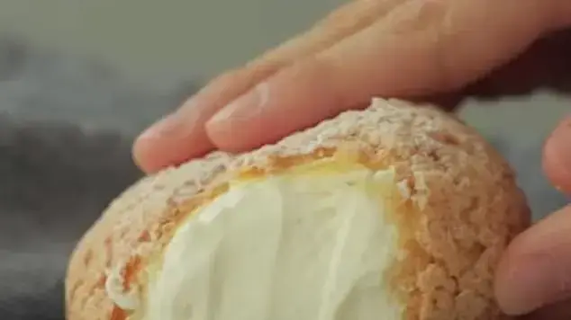 מאפה בצק רבוך ממולא בגבינת שמנת בטעם וניל -