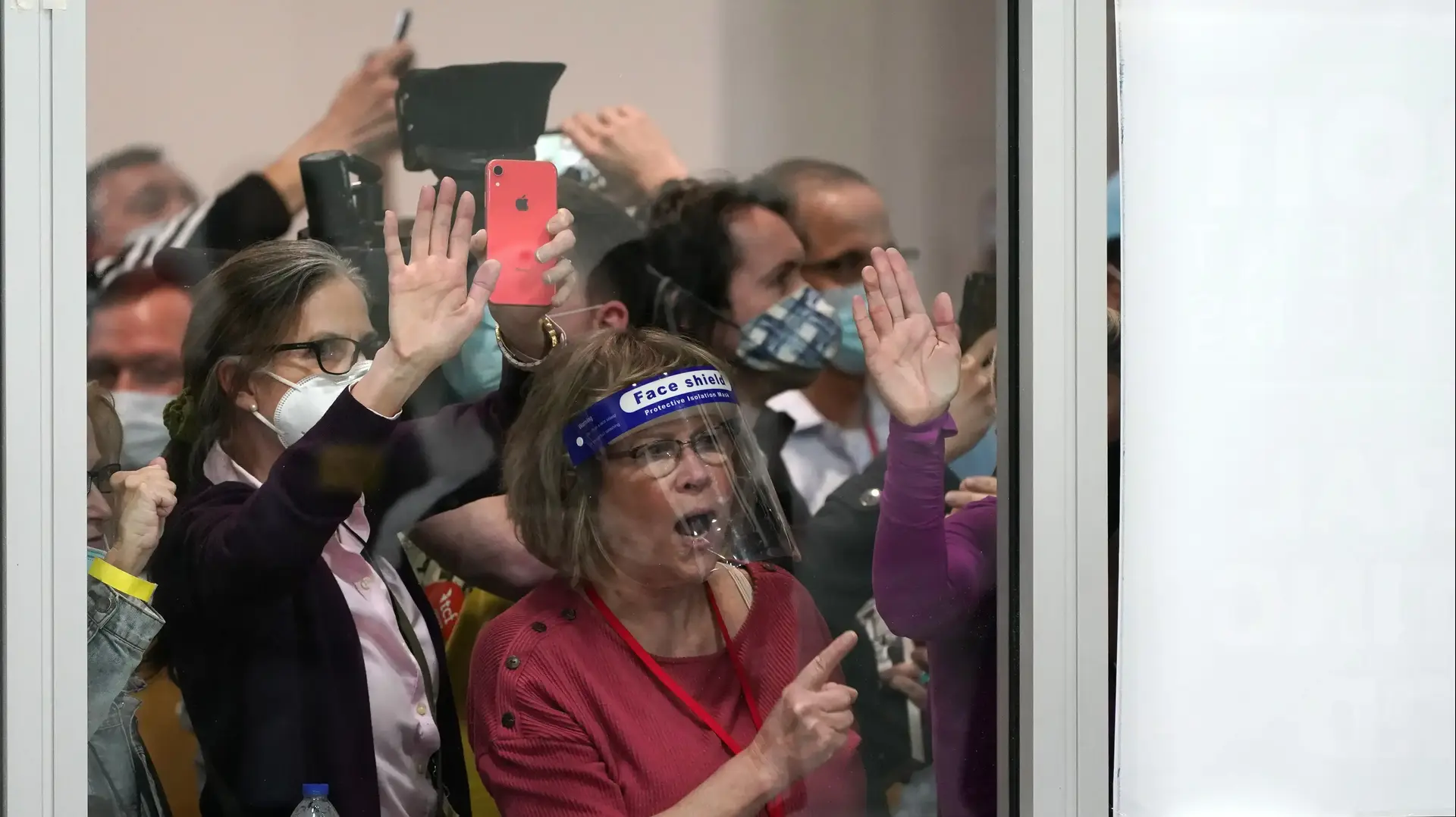 עשרות תומכי טראמפ התפרצו למרכז שבו נספרים קולות המצביעים בדטרויט, בקריאה "לעצור את הספירה". 5 בנובמבר 2020.