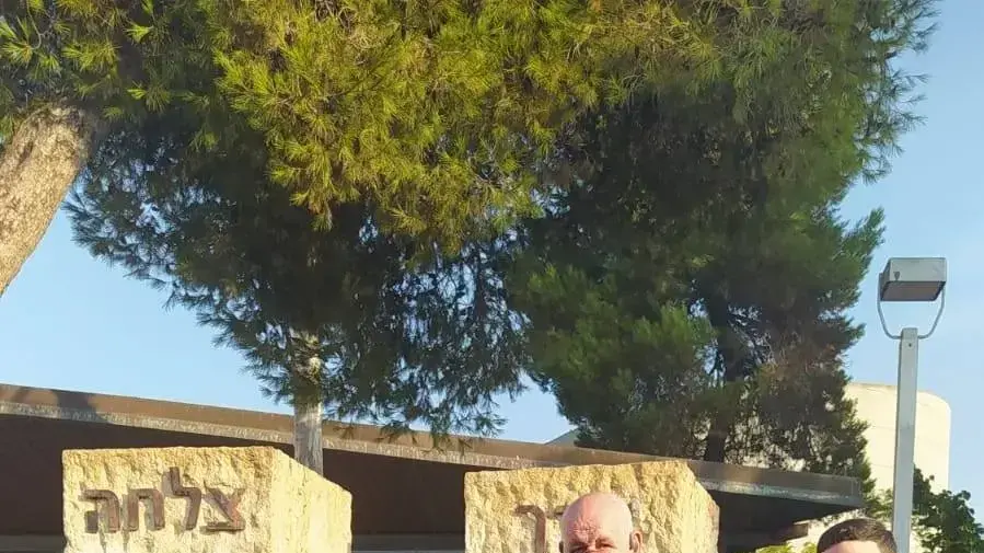 ציקי אוד עם משה בן מנחם (מימין) חיים חרר (משמאל) העמותה לחיילים בודדים 1