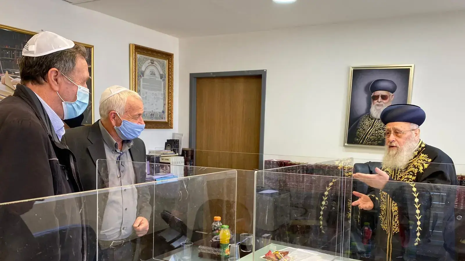 הראשון לציון הרב הראשי לישראל הגר"י יוסף עם שר החקלאות ופיתוח הכפר אלון שוסטר