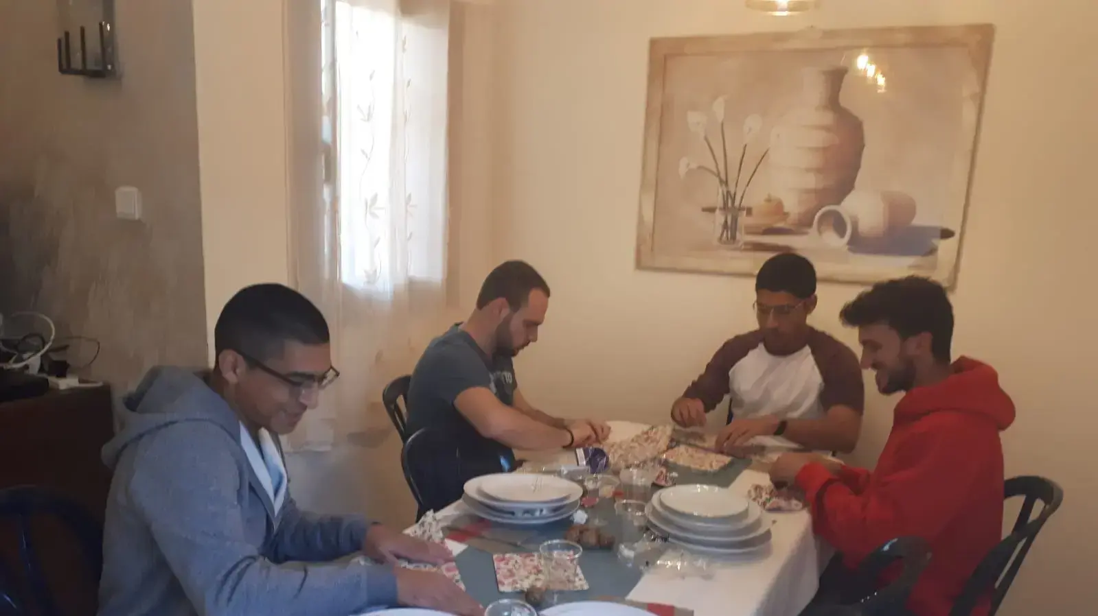 שלומי אברג'ל עם בני משפחת גל - העמותה לחיילים בודדים 2