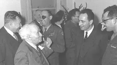 טדי קולק, ראש הממשלה דוד בו גוריון, משה דיין, שמעון פרס, מזכיר המדינה חיים לסקוב בטקס הצהרת כוונות 29/1/58 (כהן פריטז)