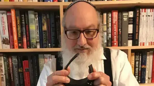 ג'ונתן פולארד מסיר את האזיק האלקטרוני 22 בנובמבר 2020