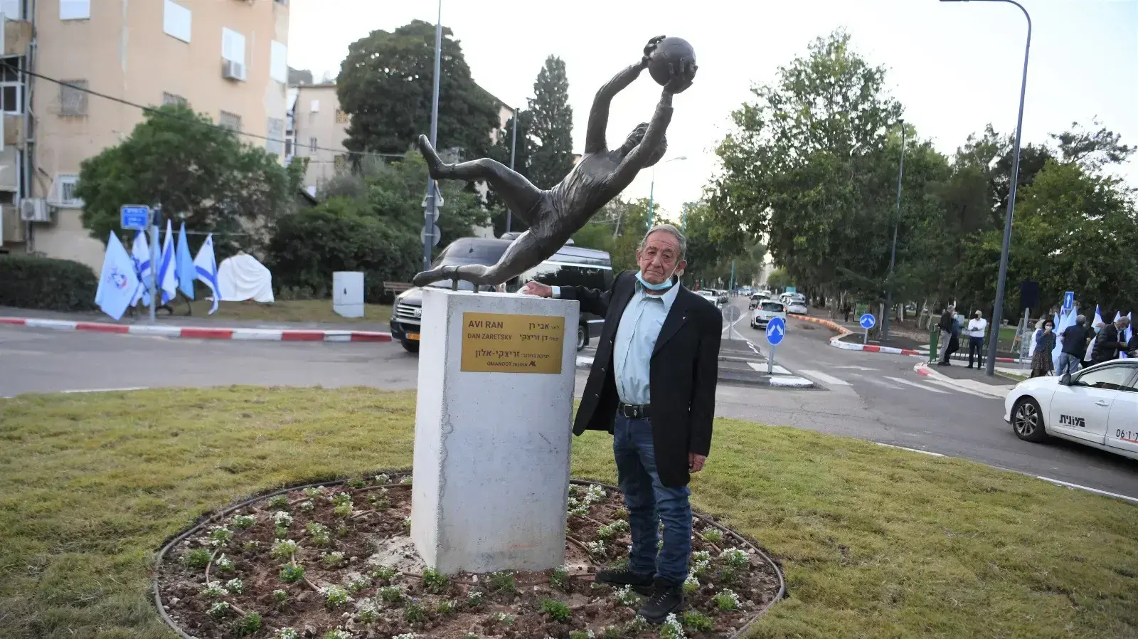 משה רן, אביו של אבי רן ז"ל ליד פסל ההנצחה של בנו