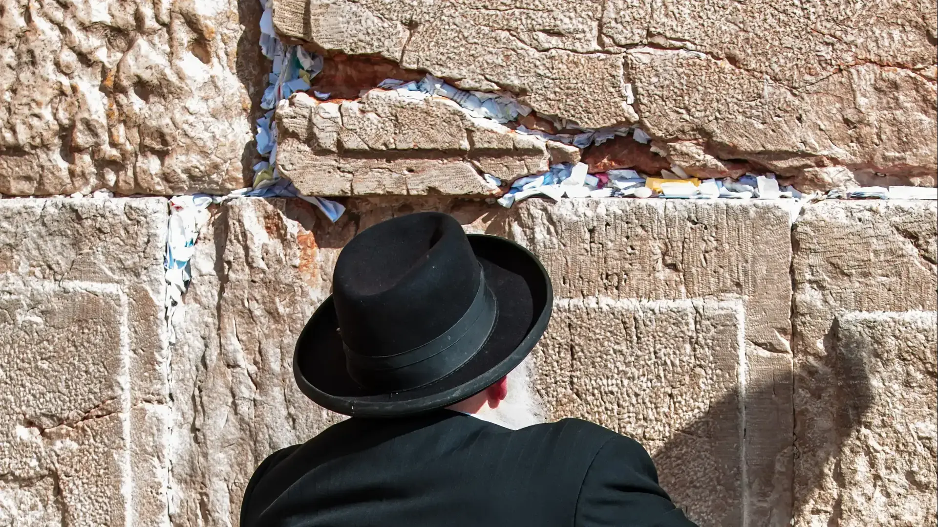 אדם חרדי בכיסא גלגלים