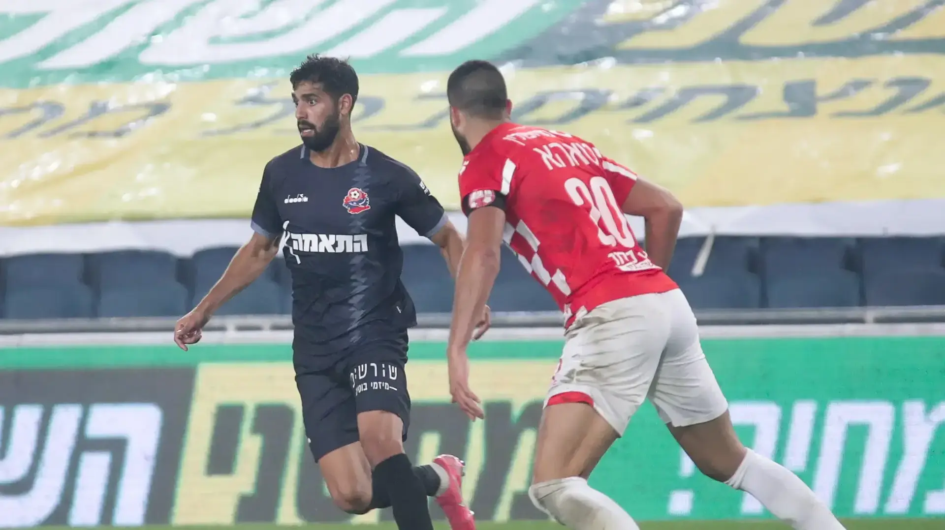 שחקן הפועל חיפה נס זמיר מול שחקן הפועל באר שבע לואי טהא