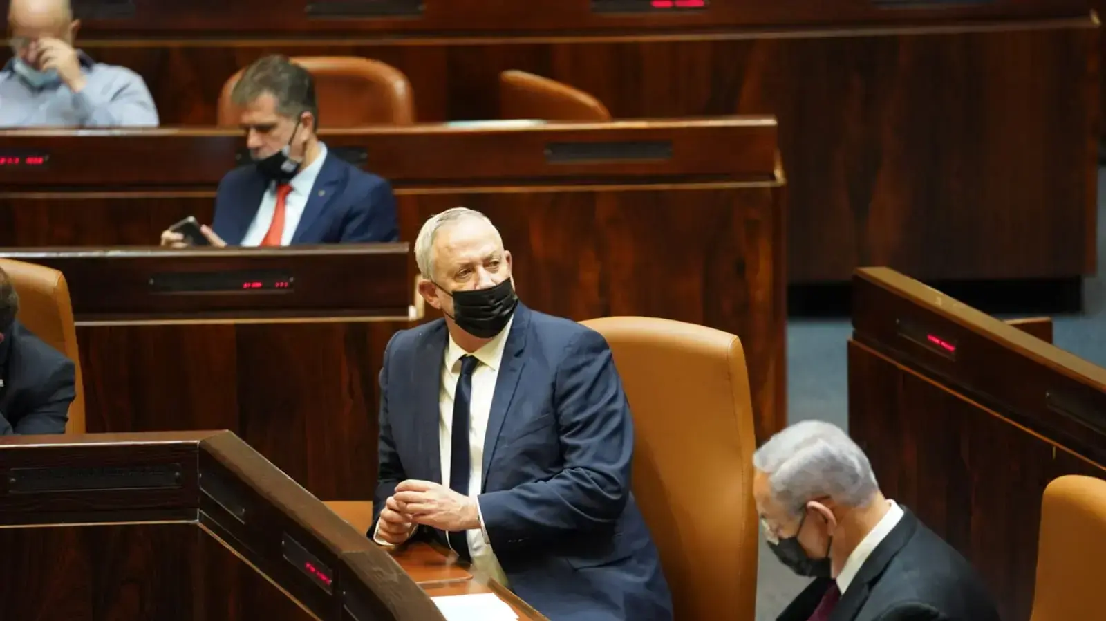 ראש הממשלה, בנימין נתניהו ושר הביטחון, בני גנץ במהלך מליאת הכנסת 2 בדצמבר 2020