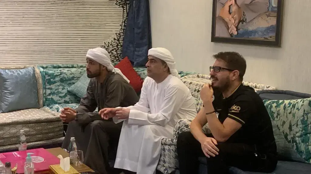 משה חוגג עם השייח' חמד בן חליפה, בעלי בית"ר ירושלים צופים במשחק