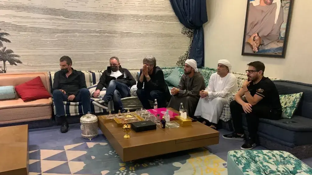 בעלי בית"ר ירושלים משה חוגג עם שייח' חמד בן ח'ליפה